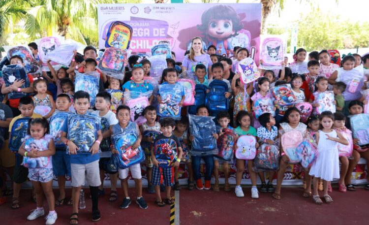 Entrega Atenea Gómez Ricalde 4 mil mochilas nuevas en Isla Mujeres