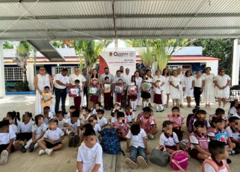 Estudiantes regresan a clases con domos que dignifican su educación en Playa del Carmen