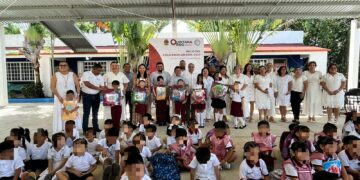 Estudiantes regresan a clases con domos que dignifican su educación en Playa del Carmen
