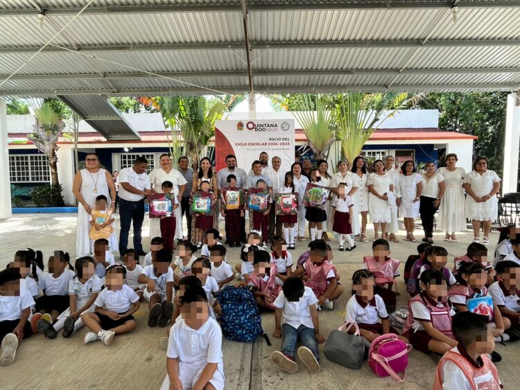 Estudiantes regresan a clases con domos que dignifican su educación en Playa del Carmen