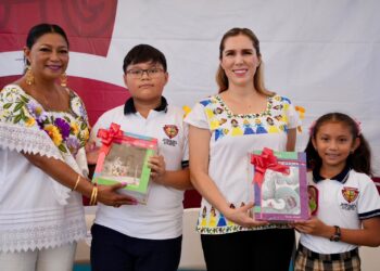 Atenea Gómez encabeza ceremonia de regreso a clases en Isla Mujeres