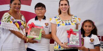 Atenea Gómez encabeza ceremonia de regreso a clases en Isla Mujeres