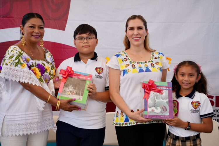 Atenea Gómez encabeza ceremonia de regreso a clases en Isla Mujeres
