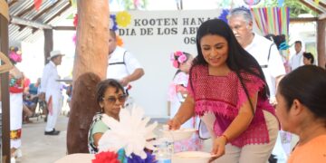 En el Día de los Abuelos, encabeza Blanca Merari convivio en Leona Vicario
