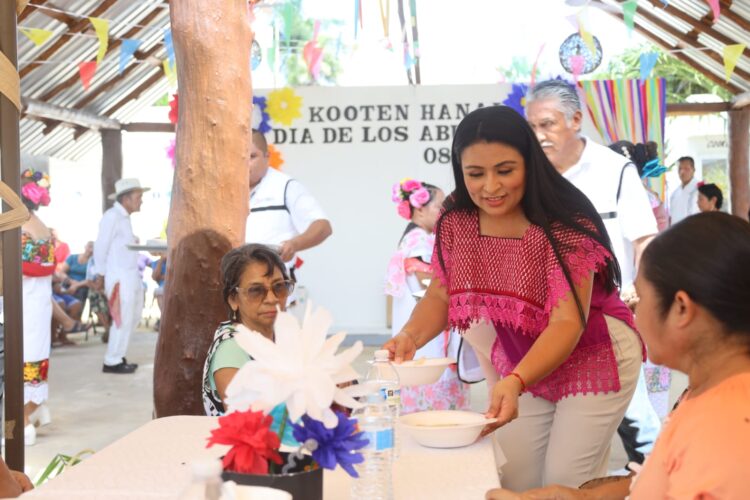 En el Día de los Abuelos, encabeza Blanca Merari convivio en Leona Vicario