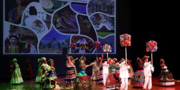Se presenta con éxito “Una Vida en el Arte” en Playa del Carmen