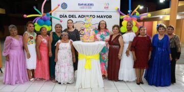 Atenea Gómez celebra a las Personas Adultas Mayores de Isla Mujeres con un ameno convivio