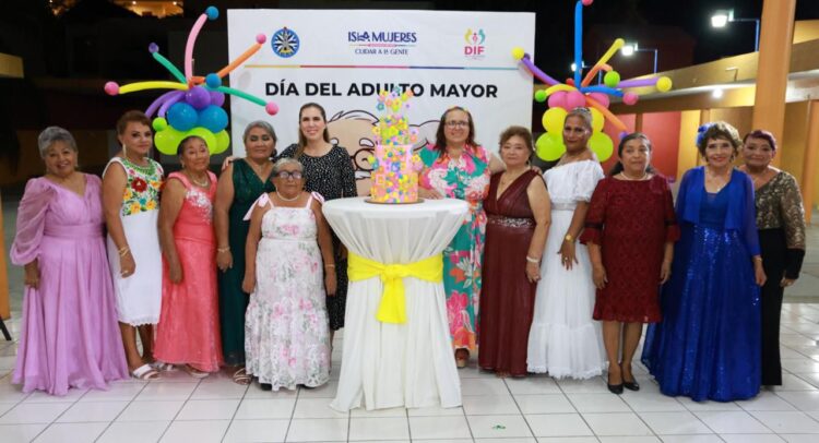 Atenea Gómez celebra a las Personas Adultas Mayores de Isla Mujeres con un ameno convivio