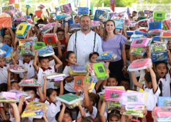 Entregan Atenea Gómez y Julián Ricalde útiles escolares en Ciudad Mujeres