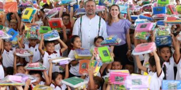 Entregan Atenea Gómez y Julián Ricalde útiles escolares en Ciudad Mujeres