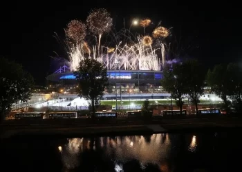 París clausura Juegos Olímpicos y entrega antorcha a Los Ángeles 2028