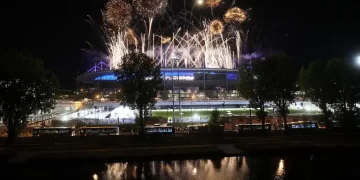 París clausura Juegos Olímpicos y entrega antorcha a Los Ángeles 2028