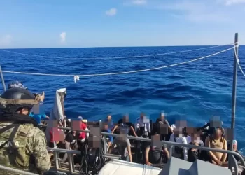 Rescata Marina a 31 extranjeros en un bote frente a costas de QR