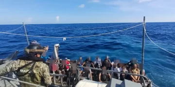 Rescata Marina a 31 extranjeros en un bote frente a costas de QR