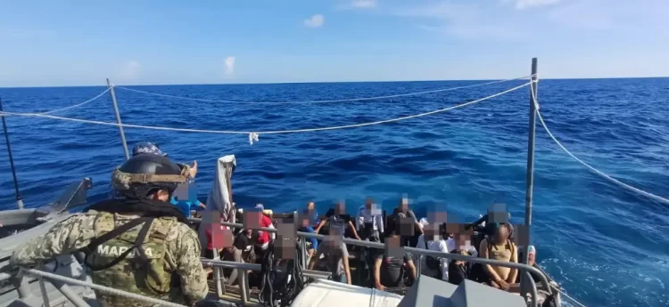 Rescata Marina a 31 extranjeros en un bote frente a costas de QR