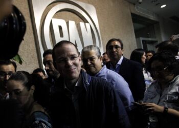 Casi a escondidas, Ricardo Anaya se registra en el Senado