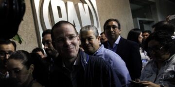 Casi a escondidas, Ricardo Anaya se registra en el Senado