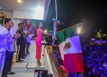 Ana Paty Peralta celebra colorido y pletórico Grito de Independencia