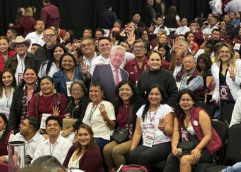 AMLO renuncia a militancia en Morena; con nueva dirigencia, contento