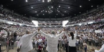 AMLO exhorta a seguir luchando para hacer realidad los ideales