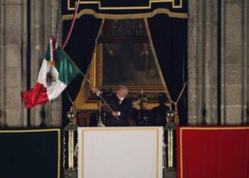 “Júbilo y patriotismo” se desbordan el Zócalo en último grito de AMLO