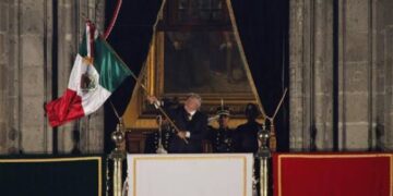 “Júbilo y patriotismo” se desbordan el Zócalo en último grito de AMLO