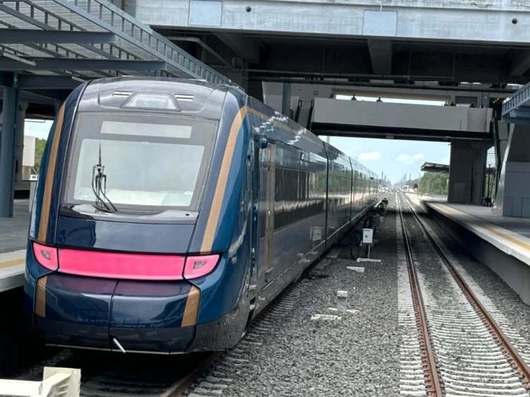 AMLO y Claudia Sheinbaum, a bordo del primer viaje de Tren P’atal de Cancún a Chichen Itzá