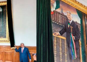 AMLO devela su retrato que permanecerá en el Palacio Nacional