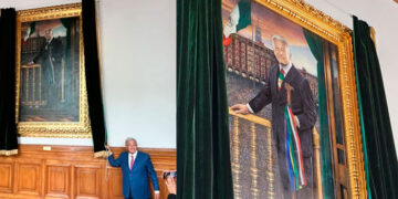 AMLO devela su retrato que permanecerá en el Palacio Nacional