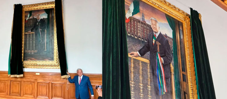 AMLO devela su retrato que permanecerá en el Palacio Nacional
