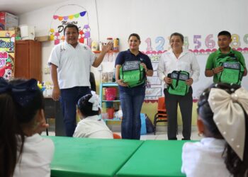 Gobierno de Puerto Morelos entrega kits con loncheras y termos en escuelas de Leona Vicario