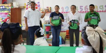 Gobierno de Puerto Morelos entrega kits con loncheras y termos en escuelas de Leona Vicario