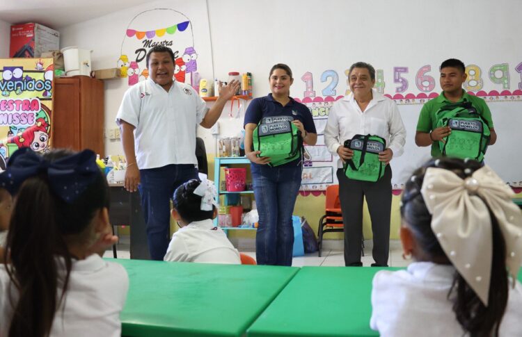 Gobierno de Puerto Morelos entrega kits con loncheras y termos en escuelas de Leona Vicario