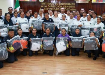 Entrega Atenea Gómez kits de uniformes nuevos a la Policía de Isla Mujeres