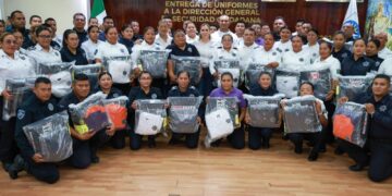 Entrega Atenea Gómez kits de uniformes nuevos a la Policía de Isla Mujeres