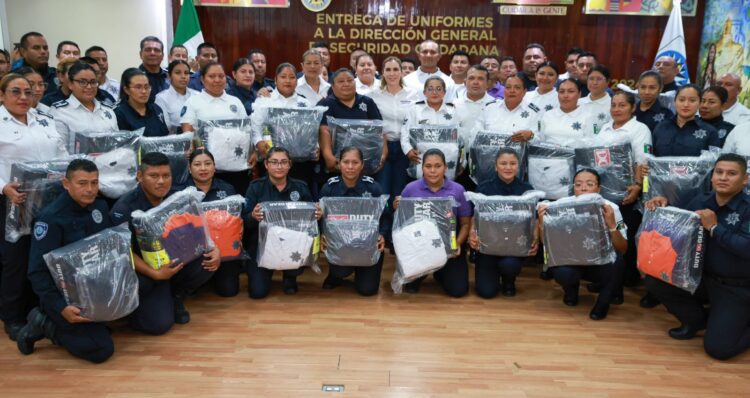 Entrega Atenea Gómez kits de uniformes nuevos a la Policía de Isla Mujeres