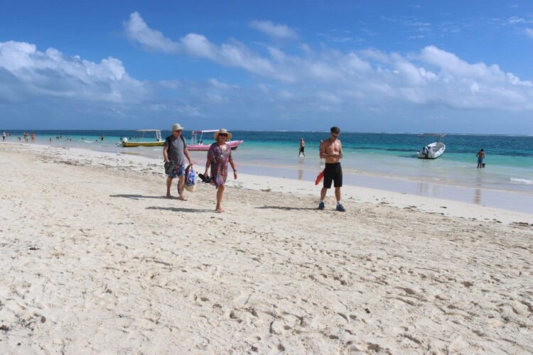 Reportan bajo recale sargazo en Puerto Morelos