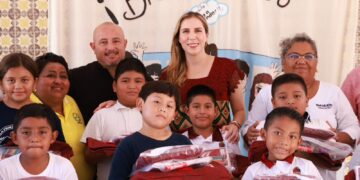 Inicia Gobierno del Estado inicia entrega de apoyos escolares en Isla Mujeres