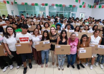 Entrega Atenea Gómez computadoras a las juventudes de Ciudad Mujeres