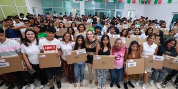 Entrega Atenea Gómez computadoras a las juventudes de Ciudad Mujeres