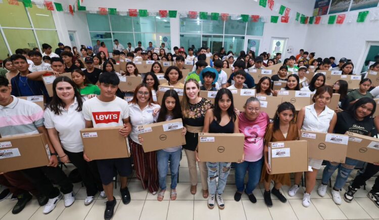 Entrega Atenea Gómez computadoras a las juventudes de Ciudad Mujeres