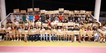 Atenea Gómez entrega 300 computadoras a jóvenes de Isla Mujeres