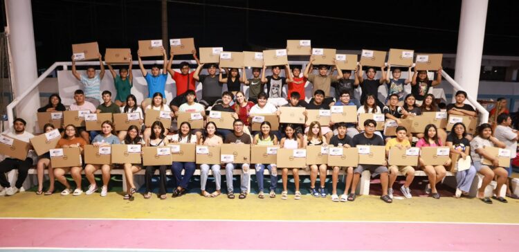 Atenea Gómez entrega 300 computadoras a jóvenes de Isla Mujeres