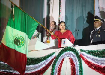 Portomorelenses gritan con fervor "Viva México" en ceremonia encabezada por Blanca Merari