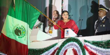 Portomorelenses gritan con fervor "Viva México" en ceremonia encabezada por Blanca Merari