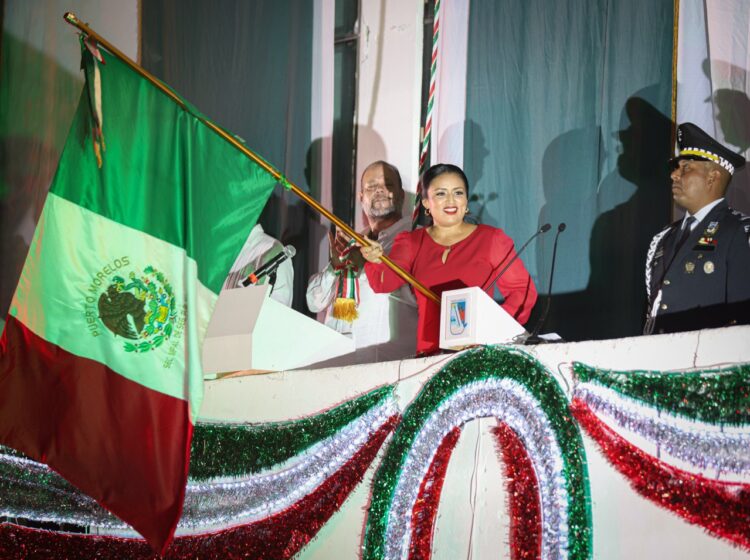 Portomorelenses gritan con fervor "Viva México" en ceremonia encabezada por Blanca Merari