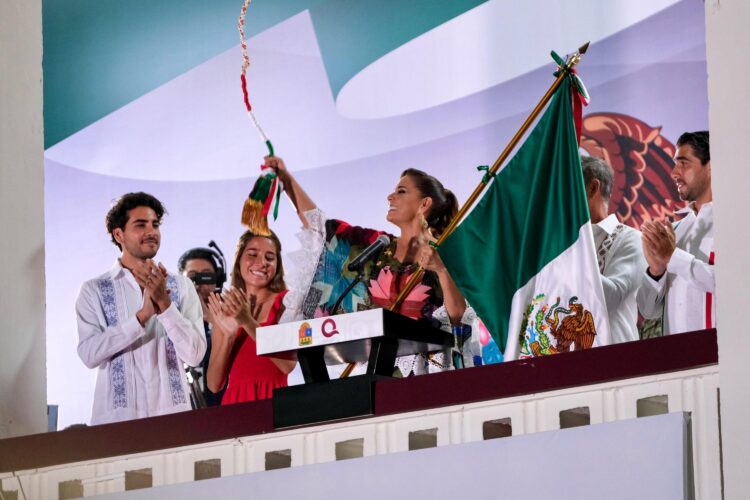 Celebran miles de quintanarroenses el Grito de Independencia junto a Mara Lezama en Chetumal