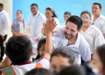 Renán Sánchez entrega más de 30 mil paquetes de libretas a estudiantes en tres años