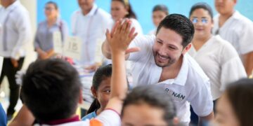 Renán Sánchez entrega más de 30 mil paquetes de libretas a estudiantes en tres años