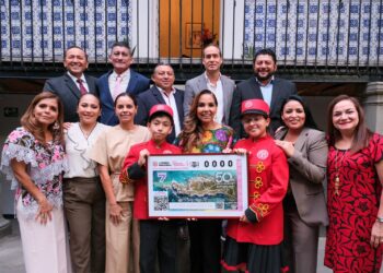 Mara Lezama devela billete de Lotería Nacional por 50 años de Quintana Roo